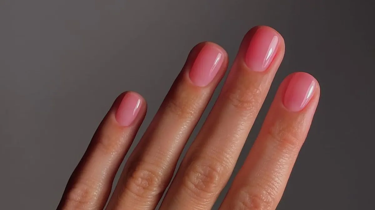 Frosé nails: манікюр, що нагадує полуничний коктейль