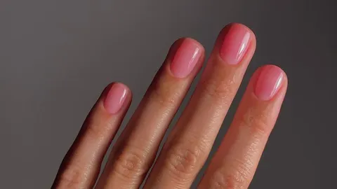 Frosé nails: манікюр, що нагадує полуничний коктейль