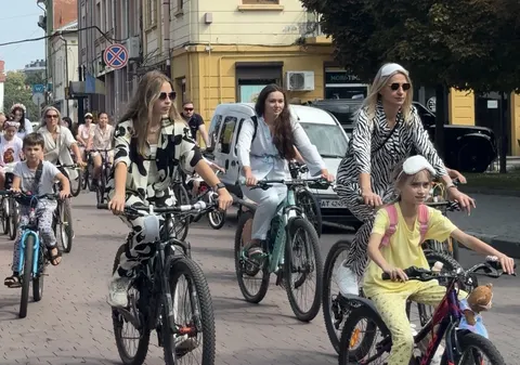 Піжамний велопарад: як дівчата у Франківську поєднали комфорт і місто