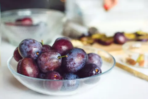 Мариновані сливи на зиму: як приготувати пікантну закуску