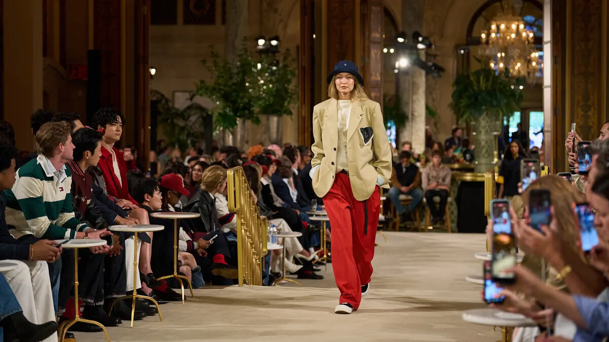 Джіджі Хадід відкрила показ Tommy Hilfiger у нью-йоркському Plaza Hotel