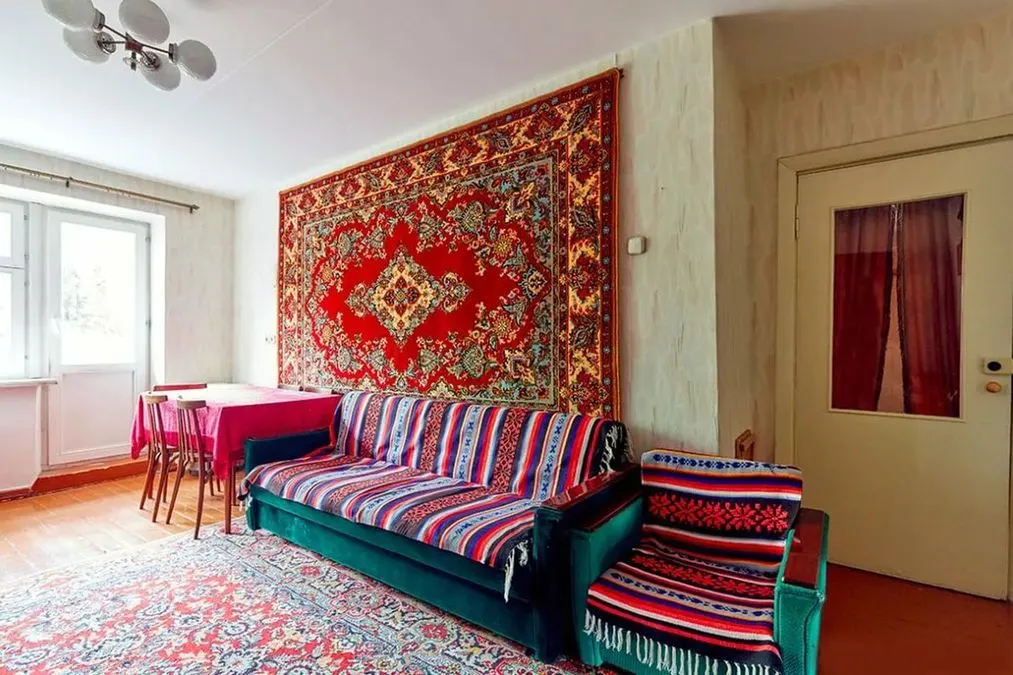Чому Mid-Century Modern більше не в тренді: що дизайнери радять замінити