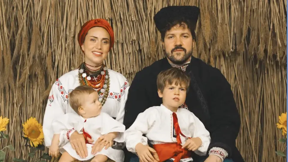 Родина військового привітала українців відео у вишиванках