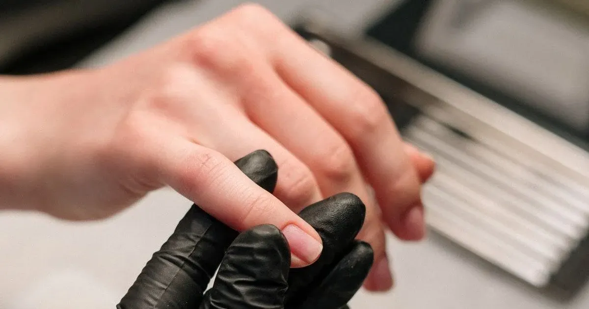 Vanilla Chrome Nails: як теплий хром приходить на зміну глазурованому манікюру