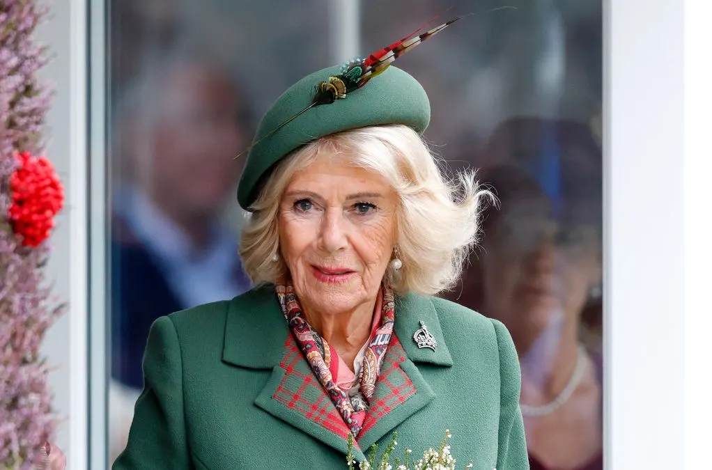 Сумка-сідло: чому лаконічний аксесуар королеви Камілли стає класикою