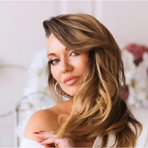 Анна Саліванчук вразила фотосесією у білому піджаку без верху