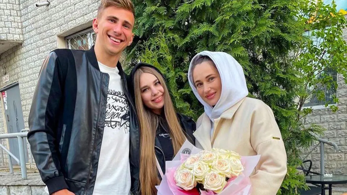 Теща Іллі Забарного підкорила Париж стильними образами