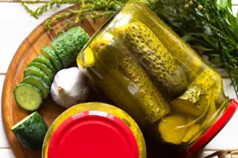 Огірки з куркумою на зиму: рецепт яскравої та корисної закуски