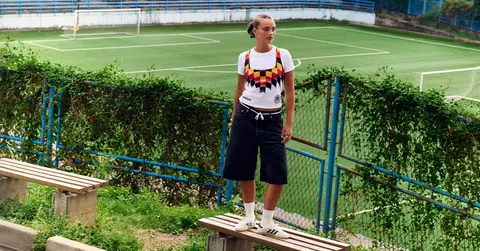 Tenniscore у місті: як поєднати елегантність і ретро-кросівки